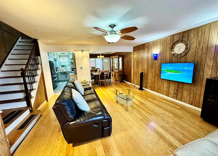Lga Airport 3 Mins, Vacation 3 Bedroom Duplex House, Parking And Private Backyard, 9Mins Subway!
