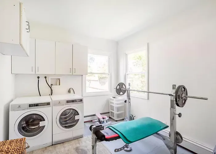 Entire 3Bdr Home W/Parking, Backyard, Firepit, Bbq